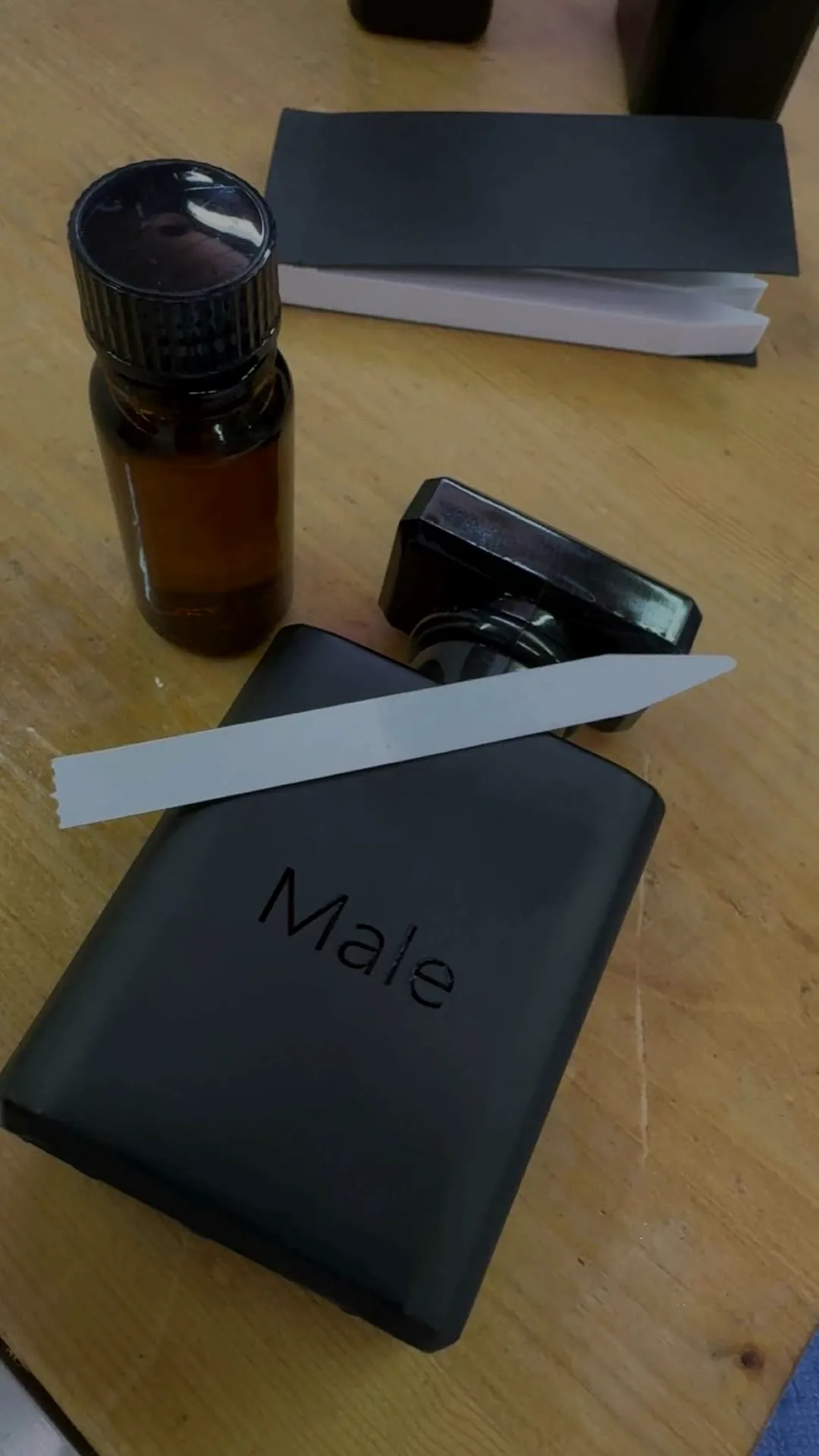 Unser erstes Parfum aus dem Schulprojekt, ein schwarzer Flakon mit der Aufschrift Male